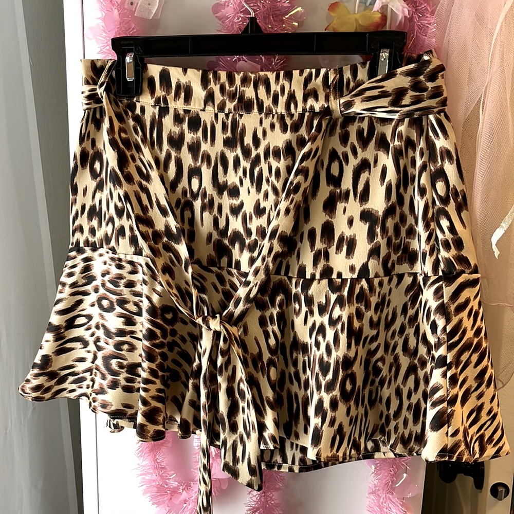 Fanco silky leopard print skort! Size M NWT